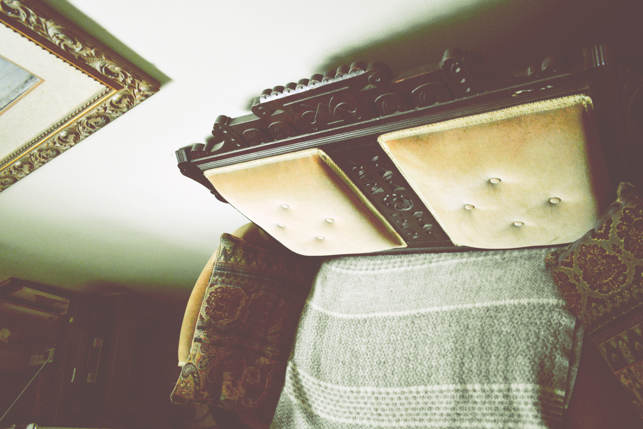 velvet settee with eco-wool gray blanket